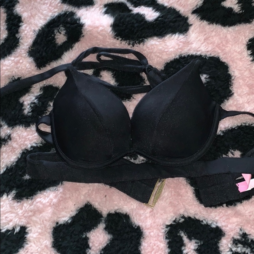 Bombshell Victoria’s Secret bikini top